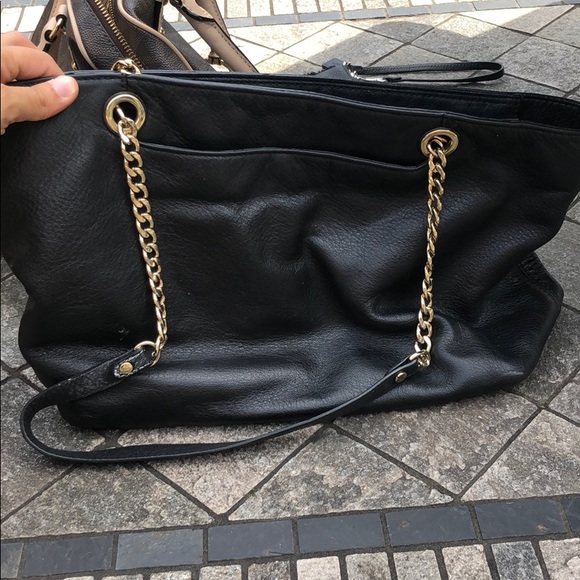 Black leather medium sized Michael Kors zip purse - Picture 3 of 3